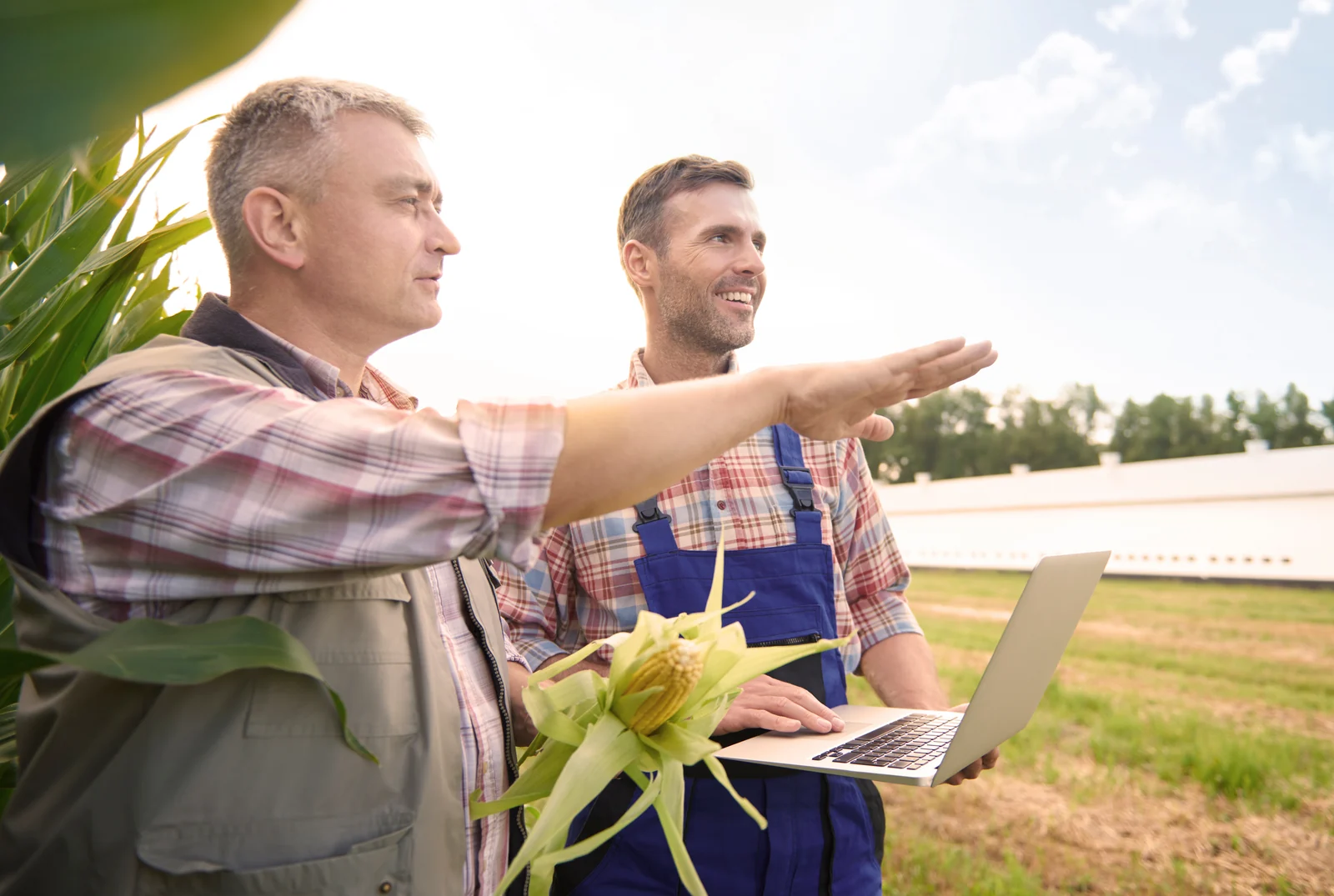 Produtores utilizando o Agrofly durante a rotina da fazenda.